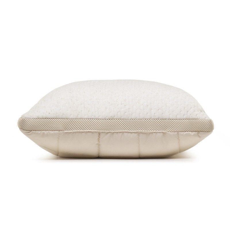 Klasični jastuk Cannabia Soft će vas uveriti u njegovu svestranost, jer je pogodan za sve položaje spavanja i za sve one koji vole da se okreću tokom noći. Vlakna konoplje, koja su ušivena u navlaku jastuka, garantuju izuzetnu prozračnost i povećavaju izdržljivost, pa time i produžuju vek trajanja jastuka. Jastuk je potpuno periv na 60 °C.