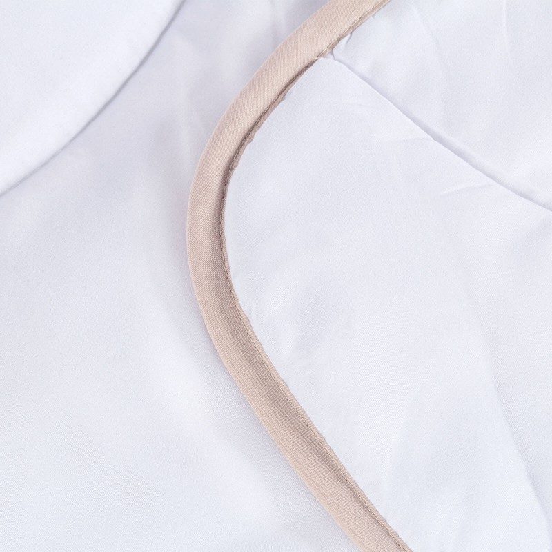 Celogodišnji pokrivač SleepBamboo aa bambusovim vlaknima, oduševiće vas udobnošću u svim godišnjim dobima. Kombinacija kvalitetnih mikrovlakana i prirodnih bambusovih vlakana, sa izuzetnom sposobnošću odvajanja vlage i apsorpcije, pruža komfor onima koji se mnogo znoje tokom sna. Pokrivač se u potpunosti pere na 60 °C.