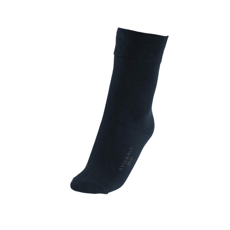 Jednobojne ženske čarape su mekane i udobne za nošenje. Izrađene od kombinacije materijala, sa velikim udelom pamuka, za veću prozračenost. U veličinama: 35-38, 39-42. 