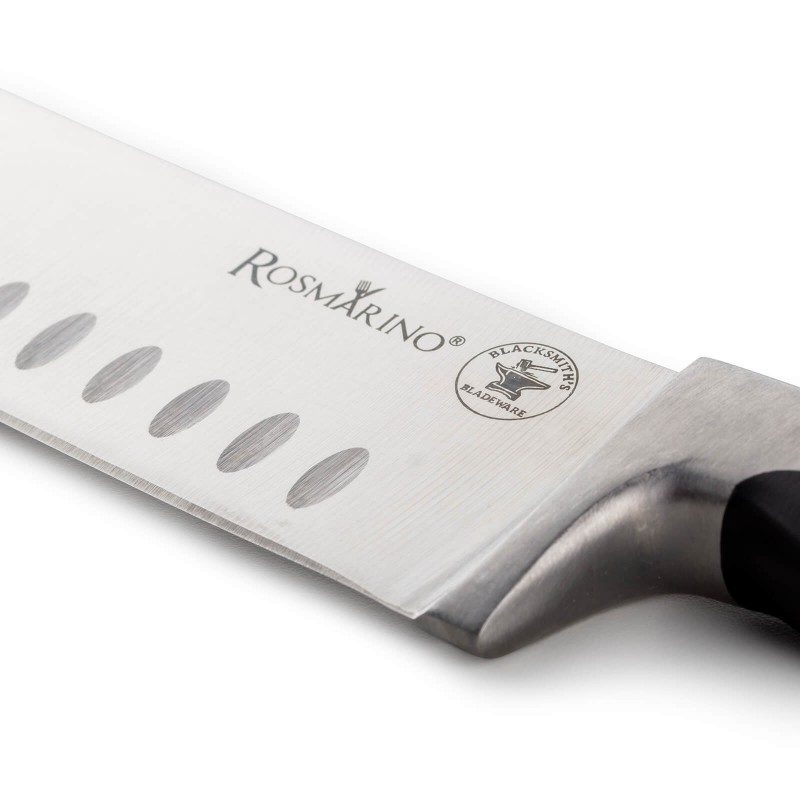 Kuhinjski nož je napravljen od nerđajućeg čelika visokog kvaliteta. Njegova prednost je dvostrano naoštreno sečivo, pod uglom od 15° za dugotrajnu oštrinu i izdržljivost. Santoku oblik noža karakteriše sečivo šire nego inače i smatra se višenamenskim kuhinjskim nožem, koji je izuzetno popularan u japanskoj kuhinji. Dužina sečiva 18 cm.