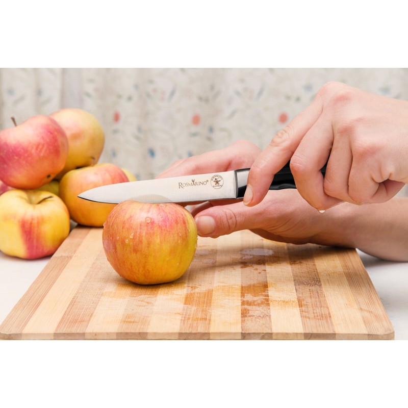 Kuhinjski nož je izrađen od nerđajućeg čelika visokog kvaliteta. Njegova prednost je dvostrano naoštreno sečivo, pod uglom od 15° za dugotrajnu oštrinu i izdržljivost. Srednje je veličine i prigodan za ljuštenje i seckanje hrane. Dužina sečiva 12,7 cm.
