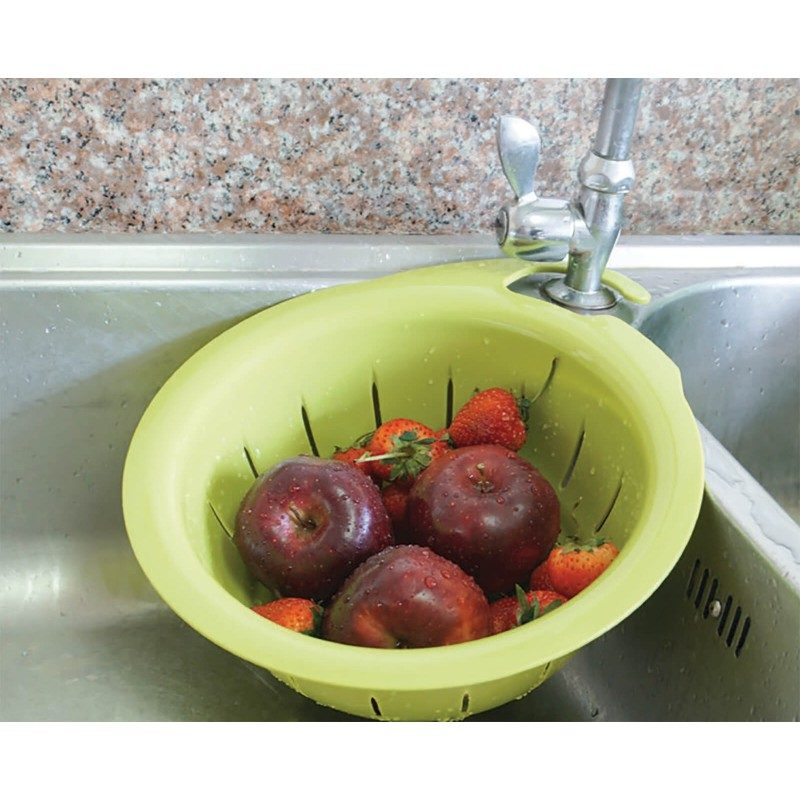 Izuzetno praktična cediljka, koju jednostavno okačite bilo gde na dohvat ruke. Zbog izuzetno jake plastike, sito će izdržati težinu hrane, a pritom ne morate držati cediljku u ruci. Jednostavno stavite voće ili povrće u cediljku, pustite vodu i lako perite bez dodirivanja hrane, sav višak vode će teći direktno u sudoperu.