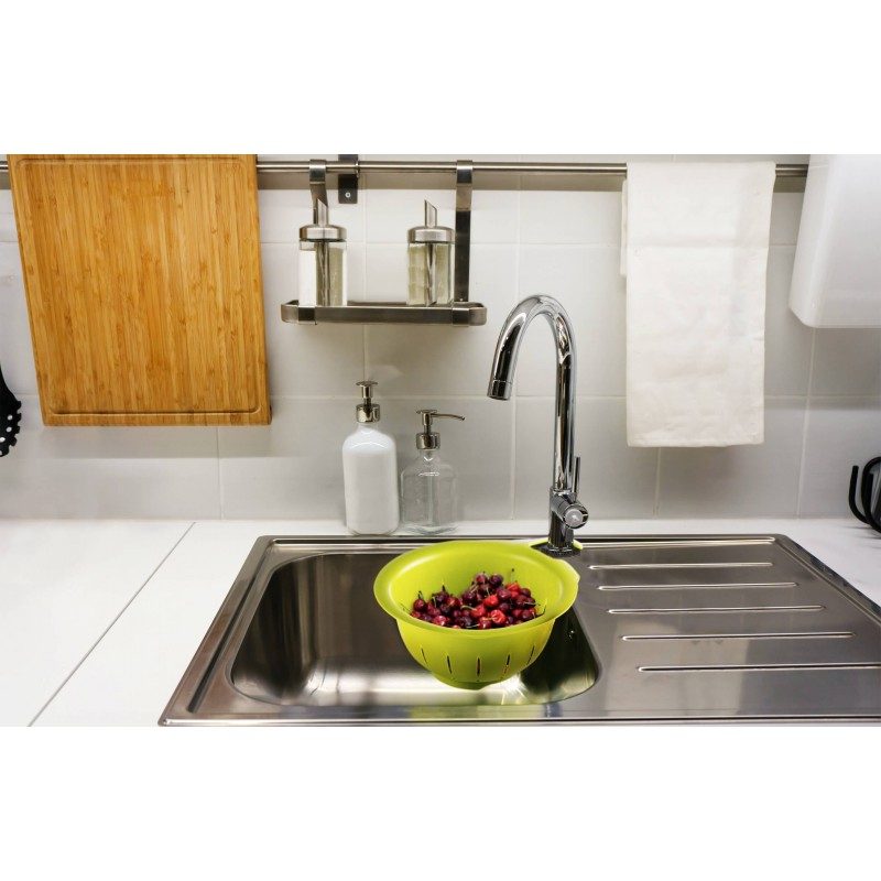 Izuzetno praktična cediljka, koju jednostavno okačite bilo gde na dohvat ruke. Zbog izuzetno jake plastike, sito će izdržati težinu hrane, a pritom ne morate držati cediljku u ruci. Jednostavno stavite voće ili povrće u cediljku, pustite vodu i lako perite bez dodirivanja hrane, sav višak vode će teći direktno u sudoperu.