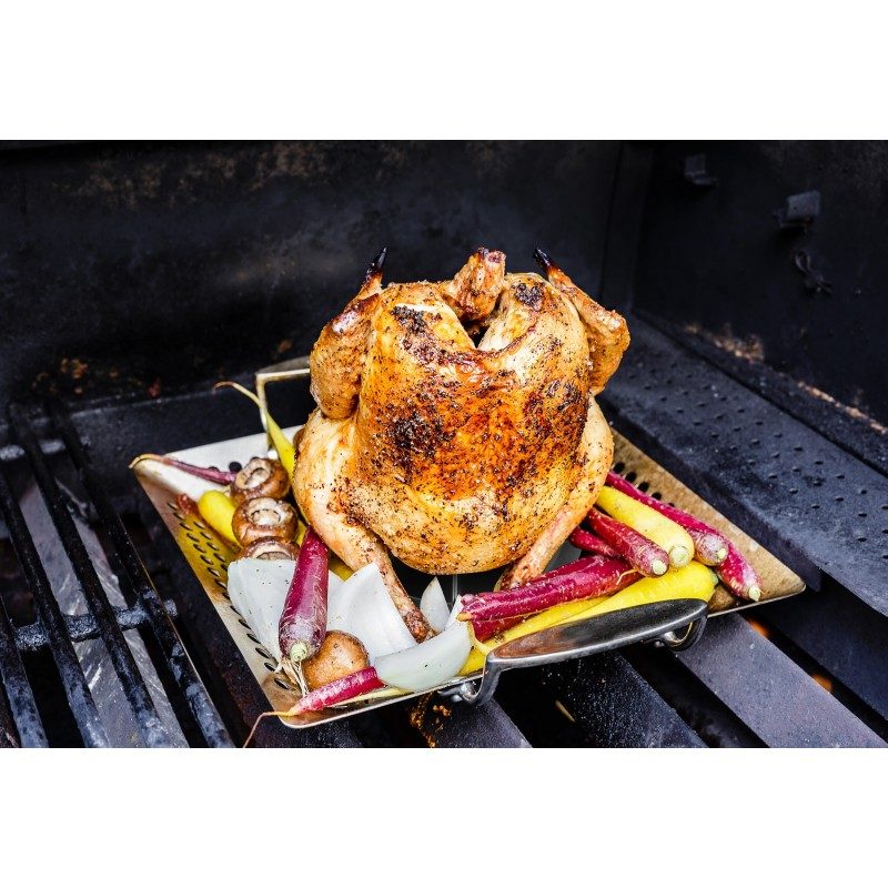 Izuzetno praktičan set stalka i četkice za pečenje piletine, primeren je za upotrebu u rerni ili na roštilju. Jednostavno postavite piletinu, ćuretinu ili patku na stalak i počnite da pečete. Ovakav način pečenja, omogućava da ravnomerno cirkuliše vazduh sa svih strana, osiguravajući da meso bude savršeno pečeno i dobije savršeno hrskavu kožu. Možete koristiti sok od mesa iz posude stalka, za ukusne umake i prelive, kako biste dodatno poboljšali ukus jela. Stalak takođe možete lako staviti u tepsiju za pečenje, tako da istovremeno možete da pečete povrće ili krompir. Set uključuje i silikonsku četkicu, koja se može koristiti za nanošenje različitih preliva ili marinada na meso tokom pečenja. Zbog male veličine, lako ga možete poneti sa sobom na piknik ili kampovanje.