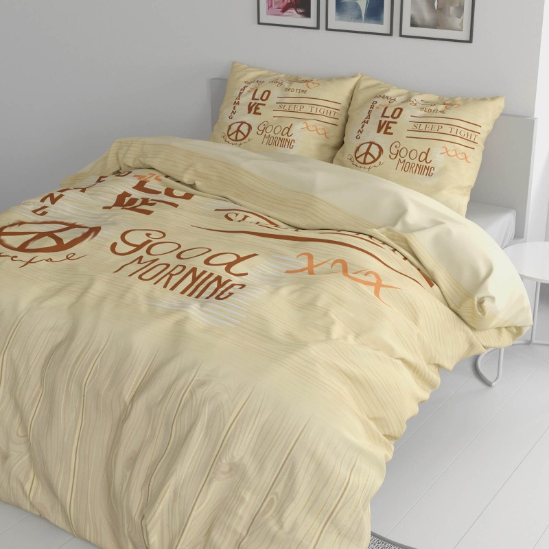 Vreme je za potpuno uživanje u modernim pamučnim posteljinama! Posteljina Love&Piece napravljena je od renforce platna, koje se smatra mekanom tkaninom i lakom za održavanje. Očaraće vas modernim dizajnom sa natpisima. Posteljina je periva na 40 °C.