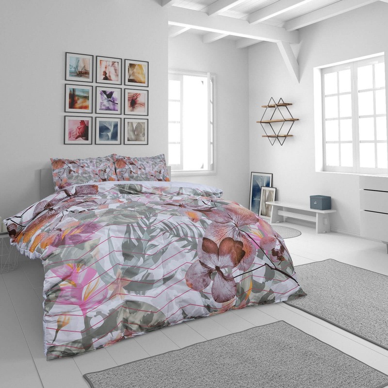 Vreme je za potpuno uživanje u modernim pamučnim posteljinama! Posteljina Svilanit Mendy napravljena je od renforce platna, koje se smatra mekanom tkaninom i lakom za održavanje. Očaraće vas modernim dizajnom sa crtama. Posteljina je periva na 40 °C.