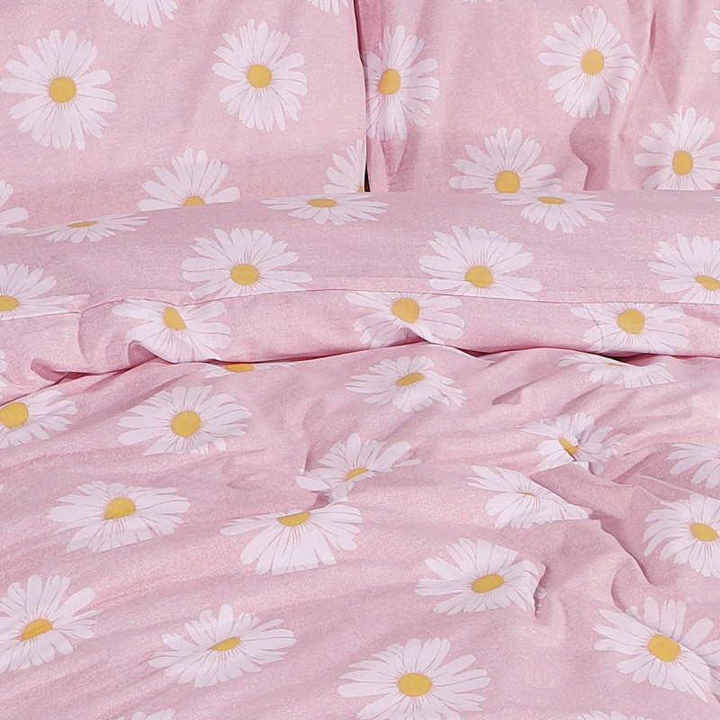 Vreme je za potpuno uživanje u modernim pamučnim posteljinama! Posteljina Svilanit Daisy Dreams napravljena je od renforce platna, koje se smatra mekanom tkaninom i lakom za održavanje. Očaraće vas modernim dizajnom. Posteljina je periva na 40 °C.