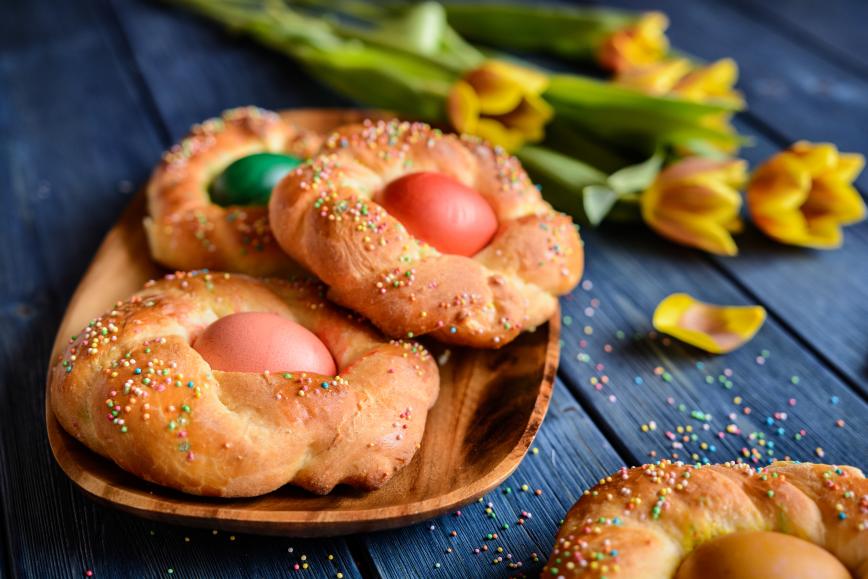 Recept za najlepši mekani Uskršnji hleb sa ukrašenim jajima